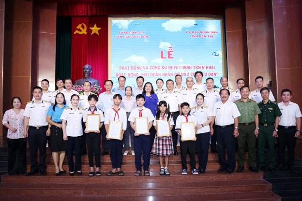 Tổng công ty Tân Cảng Sài Gòn nhận đỡ đầu con ngư dân tại Bến Tre